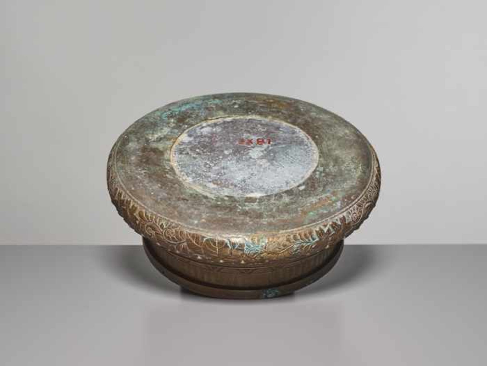 AN ENGRAVED BRONZE BASIN, QING DYNASTY Cast of massive and heavy bronze, with neatly incised - Image 3 of 6