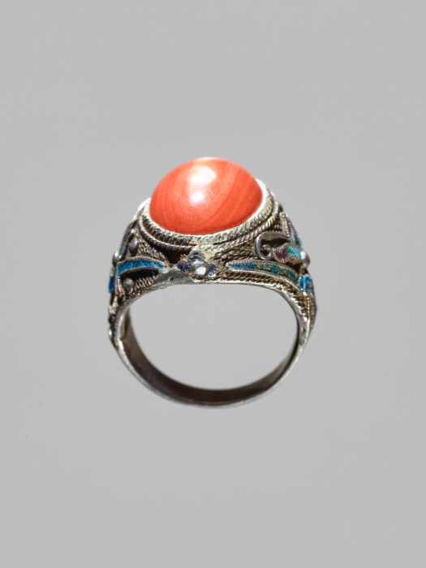 AN ENAMELED EXPORT SILVER RING WITH A LARGE CORAL CABOCHON, QING DYNASTY Silver and coral, the - Image 5 of 7