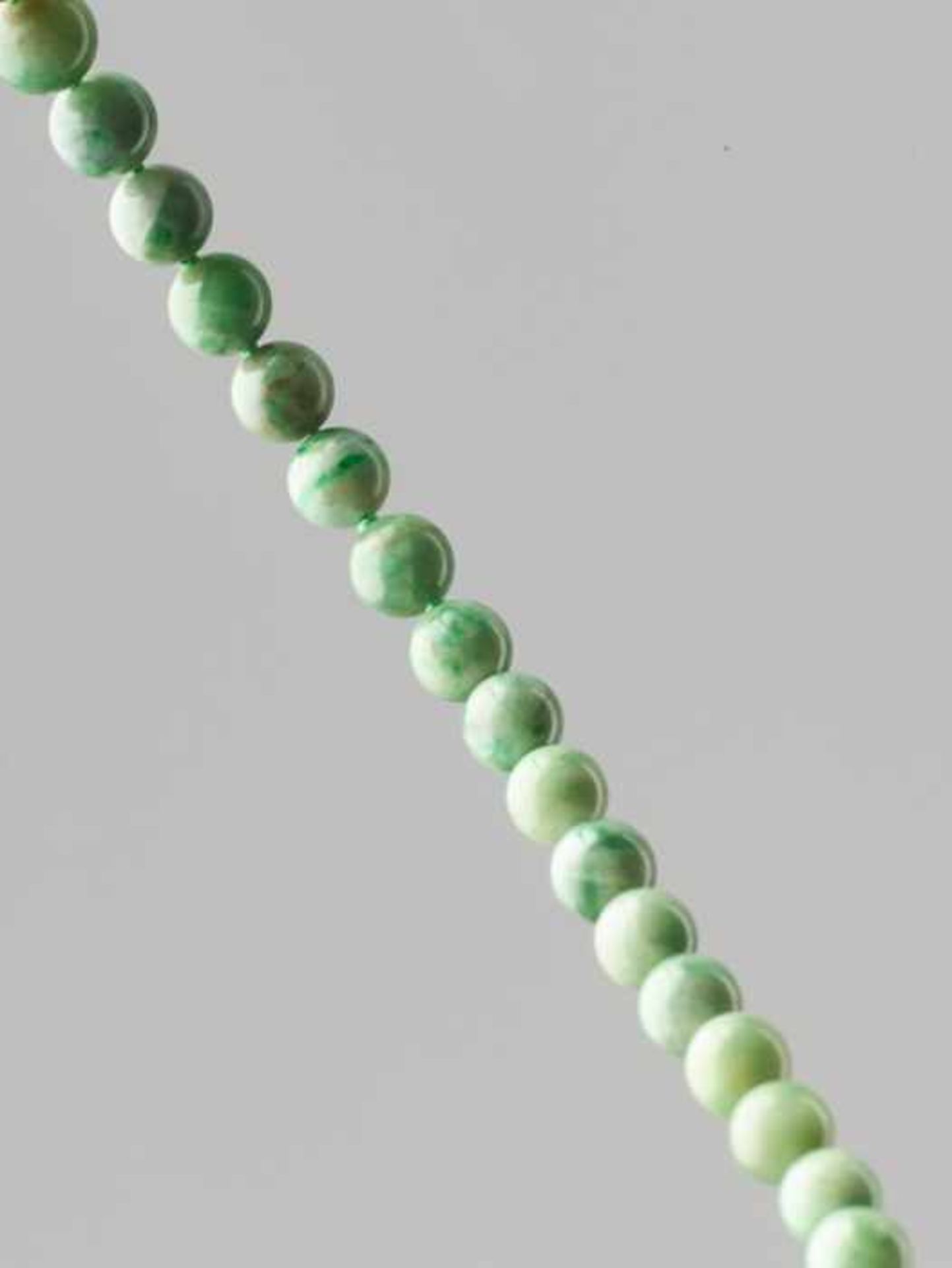 A MOTTLED GREEN JADEITE BEAD NECKLACE, 97 BEADS, LATE QING DYNASTY The natural jadeite beads of - Image 4 of 4