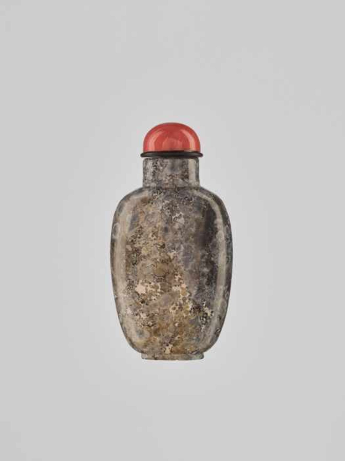 A GREY LIMESTONE ‘CLOUD PATTERN’ SNUFF BOTTLE, QING DYNASTY Fossiliferous limestone consisting of - Image 2 of 7