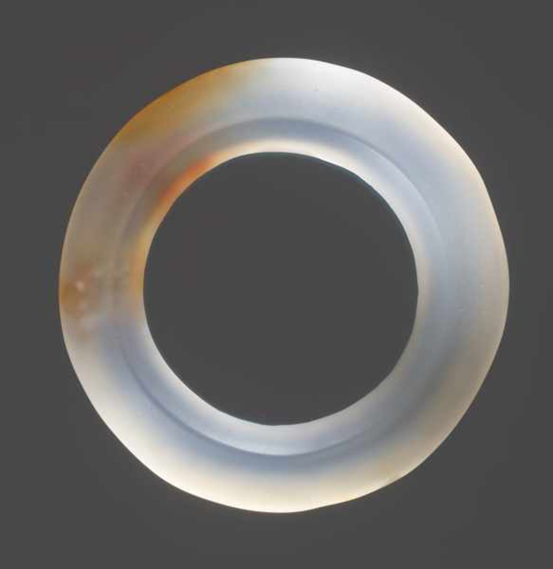 A GROUP OF THREE FACETED RINGS AND ONE JUE SLIT-RING FINELY CARVED IN AGATE WITH RUST-COLOURED - Image 10 of 17