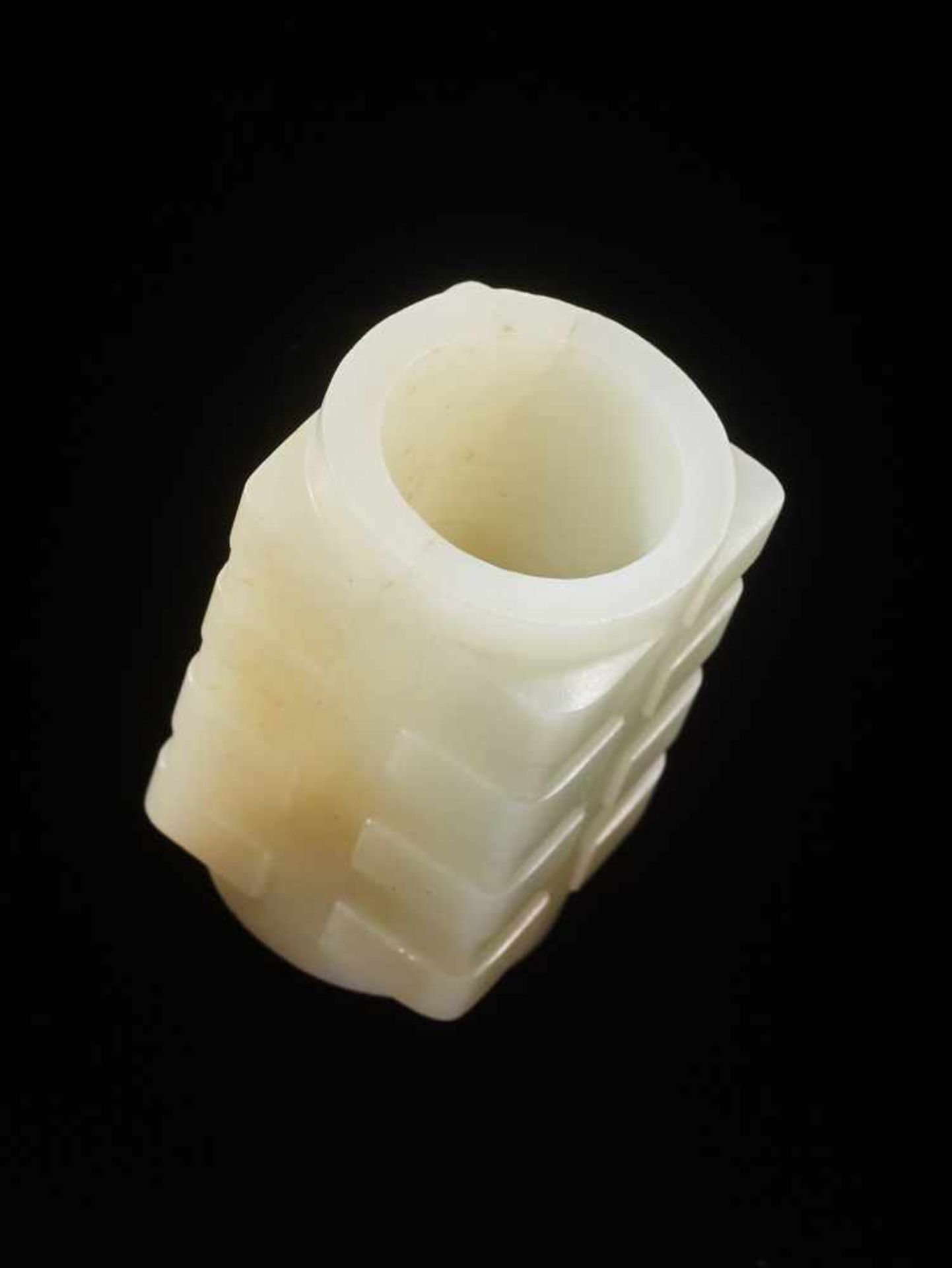 A BEAUTIFUL AND RARE MINIATURE CONG IN RESPLENDENT WHITE JADE DECORATED WITH REGULAR, WELL-CARVED - Image 3 of 5