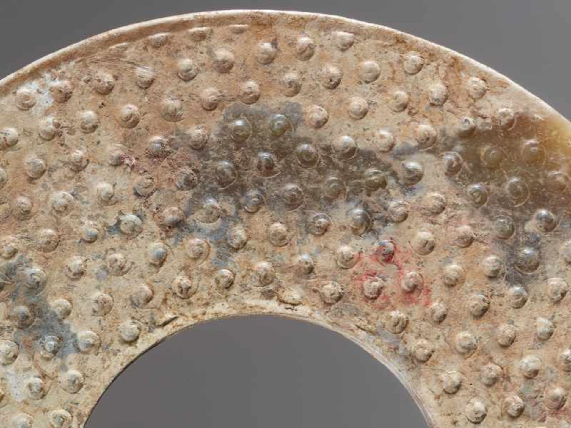 A STRONGLY CALCIFIED BI DISC WITH SCROLLS IN RELIEF Jade. China, Han dynasty, 3rd - 2nd century BC - Image 5 of 6