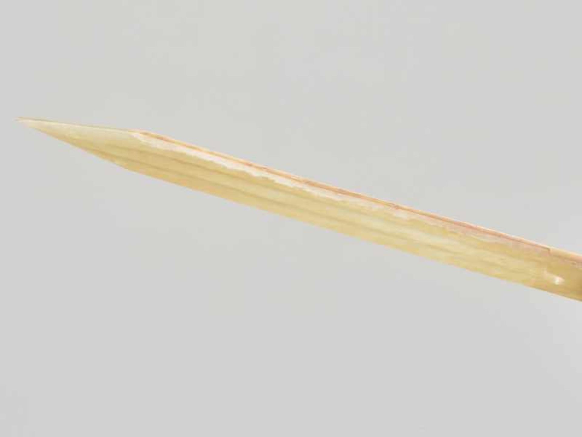 A FINELY CARVED SMALL GE DAGGER-AXE IN YELLOWISH JADE WITH DELICATE GROOVES Jade. China, Late Shang, - Image 4 of 7