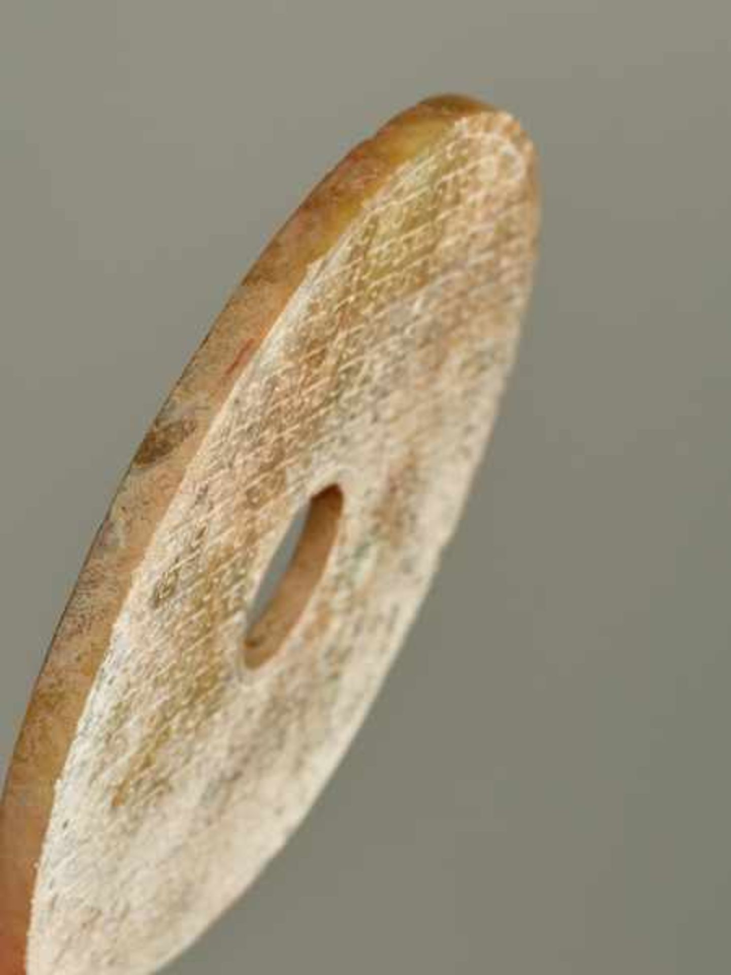 AN INTERESTING PARTLY CALCIFIED BI DISC WITH A GLASSY POLISH AND AN INCISED PATTERN OF LINKED - Image 8 of 8
