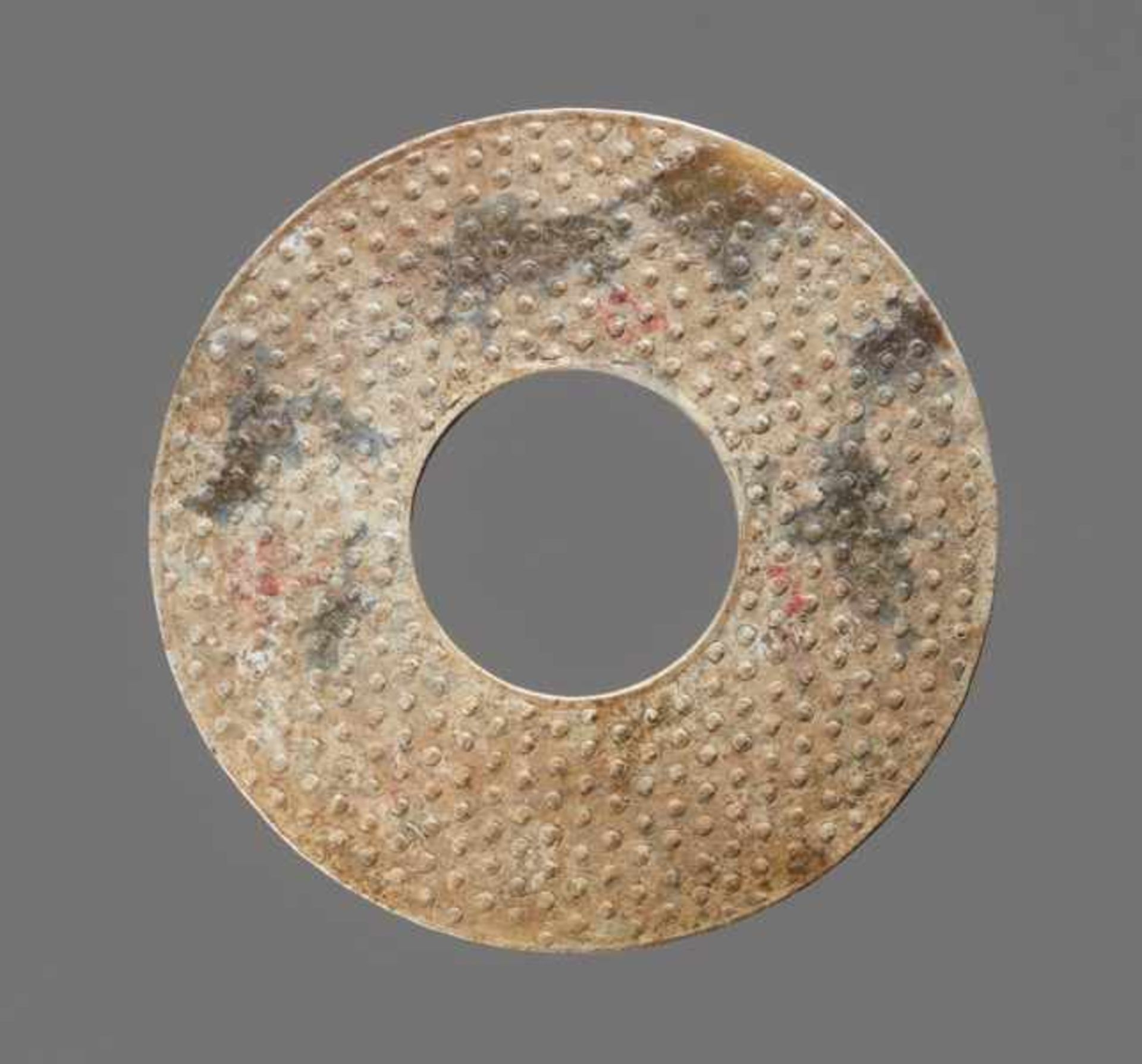 A STRONGLY CALCIFIED BI DISC WITH SCROLLS IN RELIEF Jade. China, Han dynasty, 3rd - 2nd century BC - Image 2 of 6