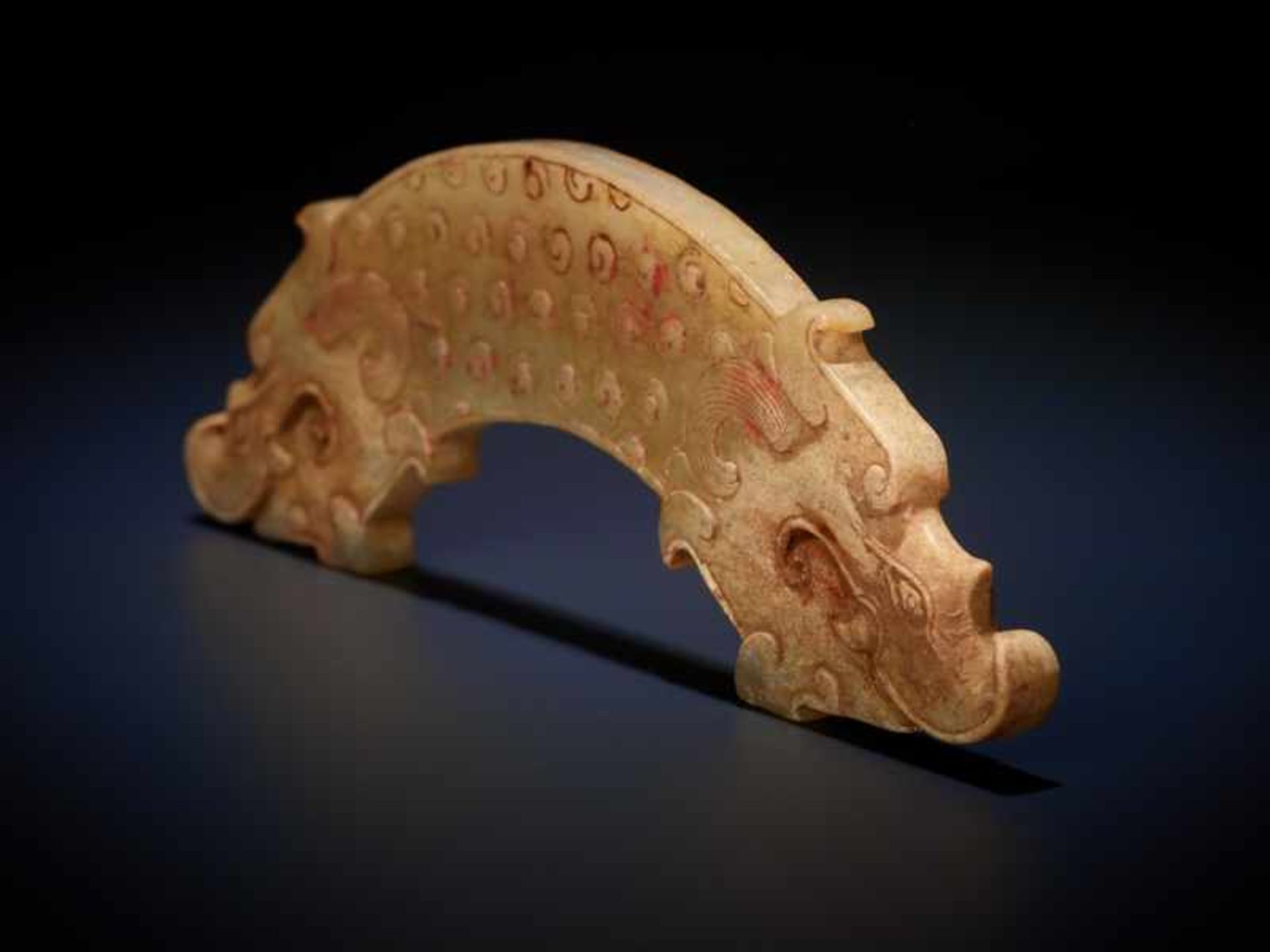 A POWERFUL HUANG ARCHED PENDANT WITH FINELY DETAILED DRAGON HEADS AND A PATTERN OF RAISED CURLS - Image 5 of 13