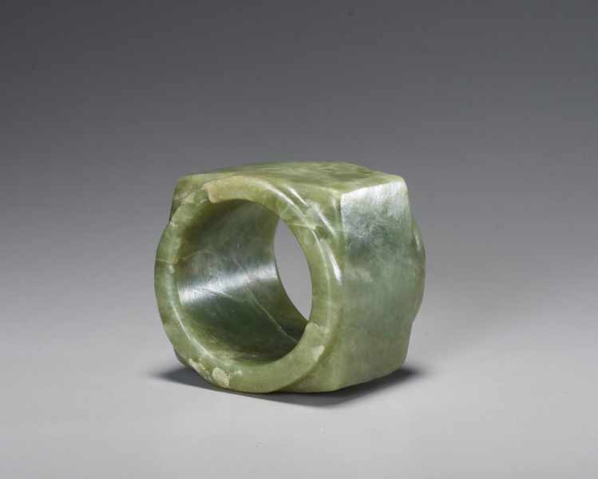 A BEAUTIFUL, THOROUGHLY POLISHED PLAIN CONG OF SQUARE SHAPE CARVED FROM EMERALD GREEN JADE Jade. - Image 5 of 6