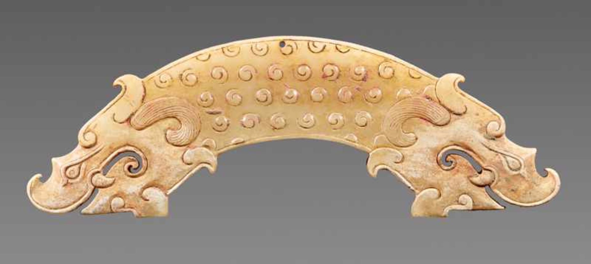 A POWERFUL HUANG ARCHED PENDANT WITH FINELY DETAILED DRAGON HEADS AND A PATTERN OF RAISED CURLS - Image 2 of 13