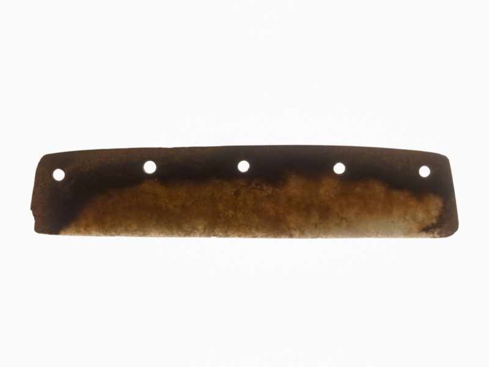 A DAO, OR KNIFE-SHAPED BLADE, WITH FIVE FASTENING HOLES, CARVED FROM A MULTI-COLOURED JADE WITH A - Image 5 of 5