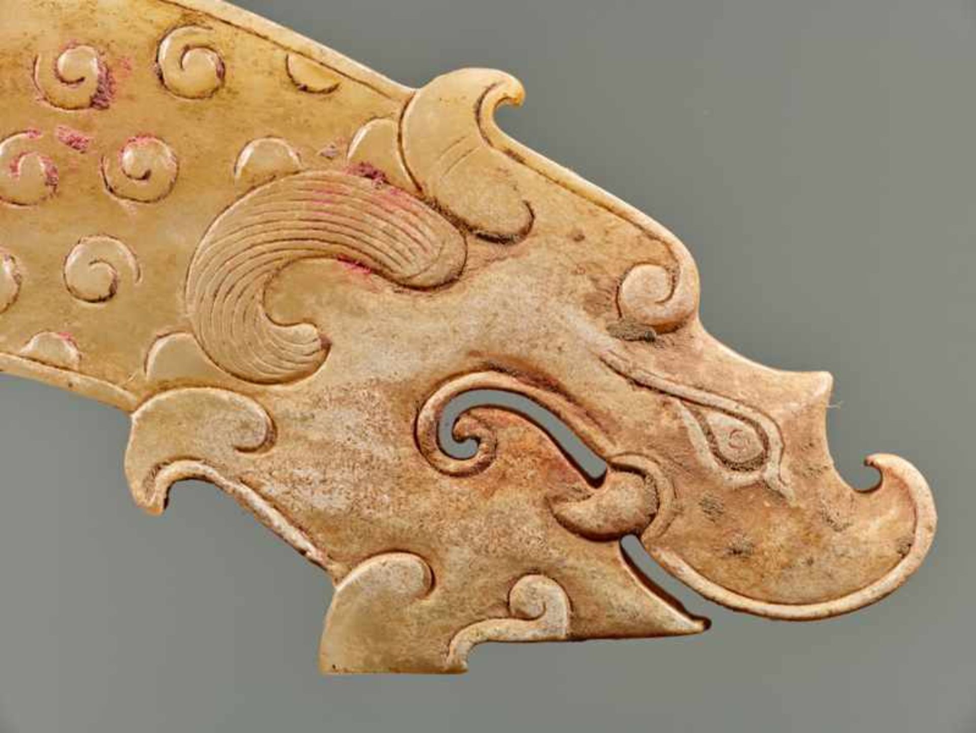 A POWERFUL HUANG ARCHED PENDANT WITH FINELY DETAILED DRAGON HEADS AND A PATTERN OF RAISED CURLS - Image 10 of 13