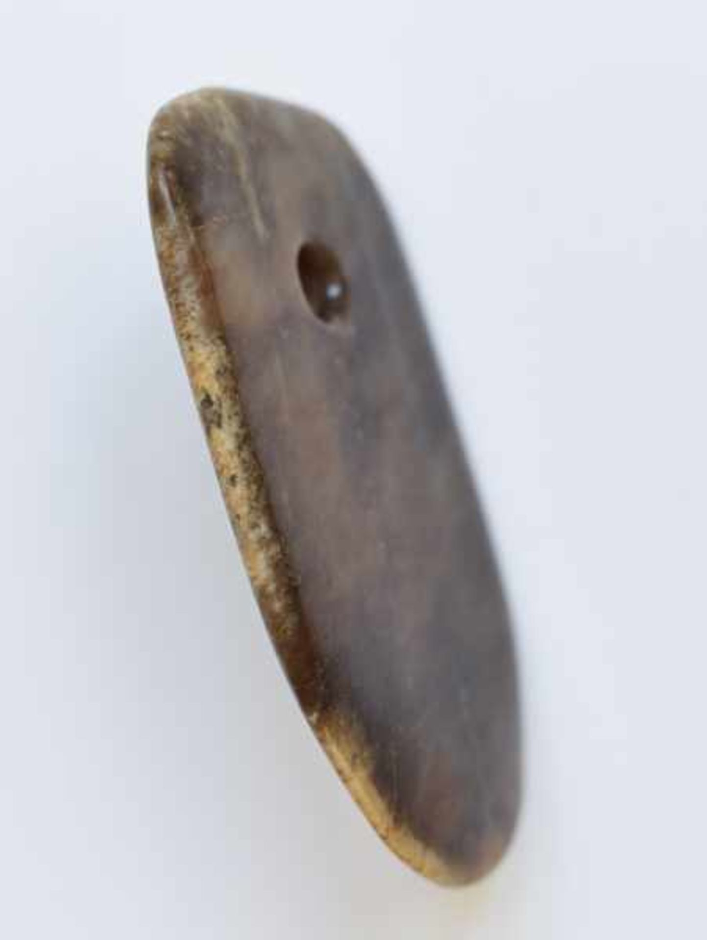 A LEVIGATED, AMBER-COLOURED JADE FU AXE WITH A SMOOTH CONTOUR AND A ROUND EDGE Jade. China, Late - Image 3 of 4