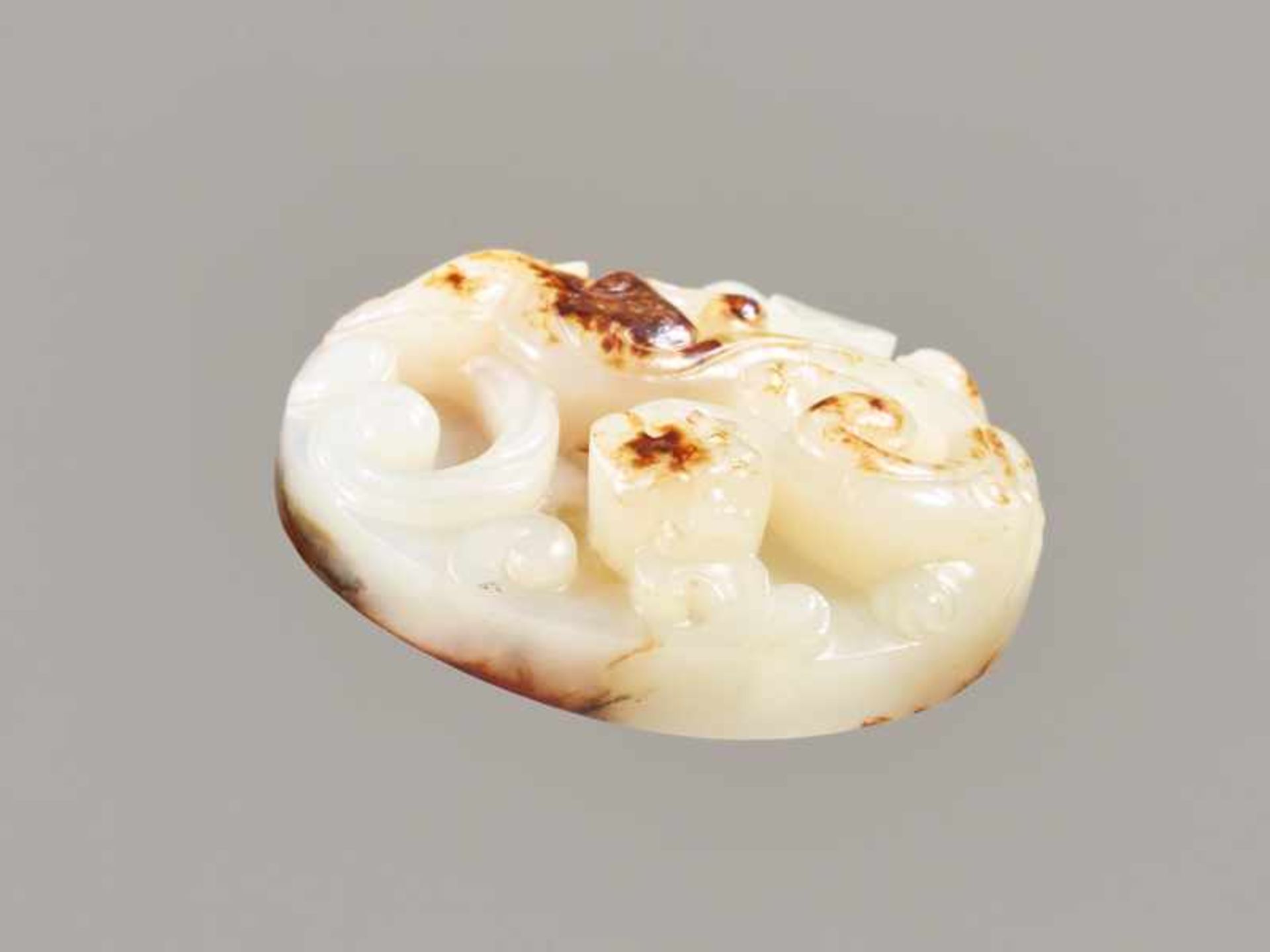 A LOVELY SCULPTURAL SWORD POMMEL IN WHITE JADE WITH A CARVED DRAGON Jade. China, Han dynasty, 2nd - Bild 3 aus 4