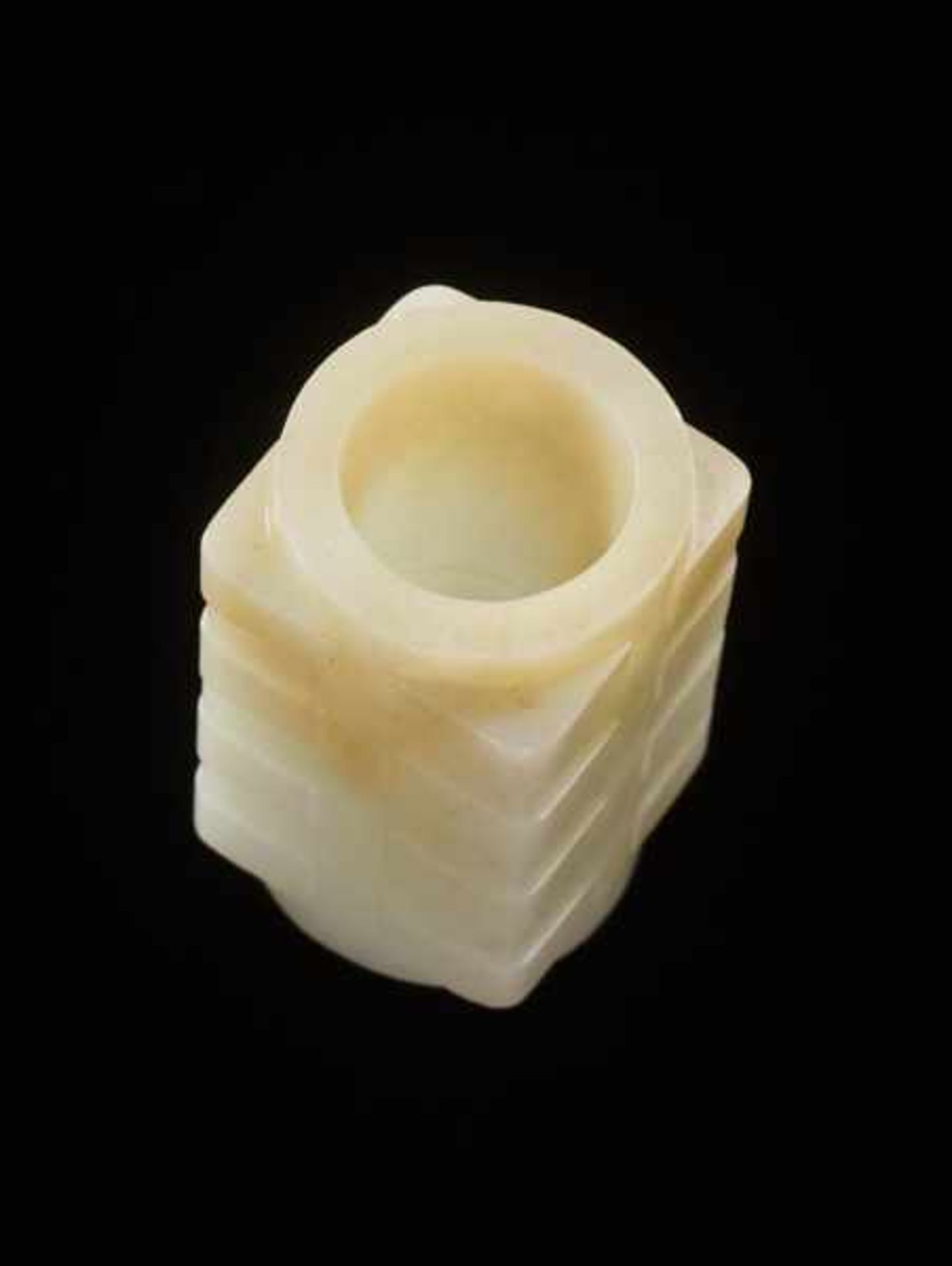 A BEAUTIFUL AND RARE MINIATURE CONG IN RESPLENDENT WHITE JADE DECORATED WITH REGULAR, WELL-CARVED - Image 4 of 5