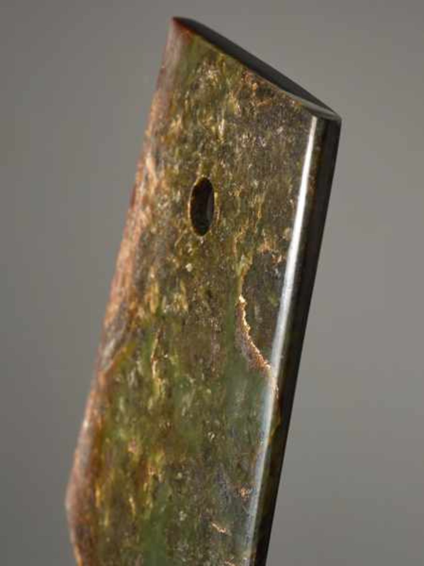 A STRIKING YUE AXE WITH A PERFECT FINISH AND MIRROR-LIKE POLISHING CARVED FROM A RICHLY TEXTURED - Image 4 of 6