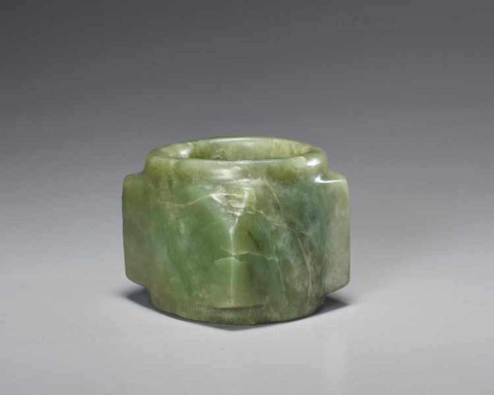 A BEAUTIFUL, THOROUGHLY POLISHED PLAIN CONG OF SQUARE SHAPE CARVED FROM EMERALD GREEN JADE Jade. - Image 3 of 6