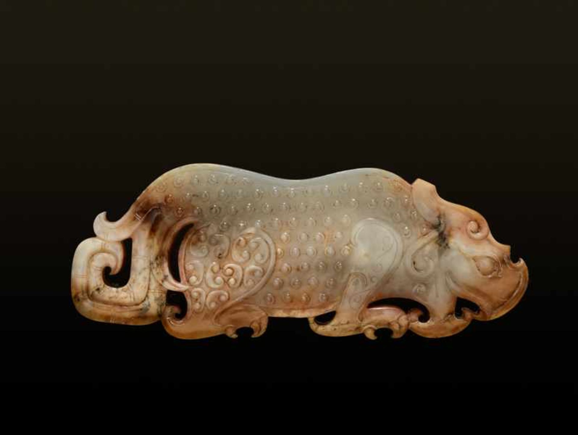 AN EXQUISITE PLAQUE IN WHITE TRANSLUCENT JADE FINELY CARVED IN THE SHAPE OF A CROUCHING TIGER - Image 2 of 4