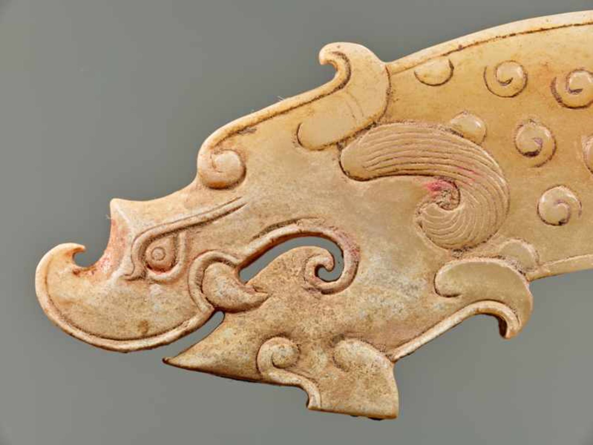 A POWERFUL HUANG ARCHED PENDANT WITH FINELY DETAILED DRAGON HEADS AND A PATTERN OF RAISED CURLS - Image 6 of 13