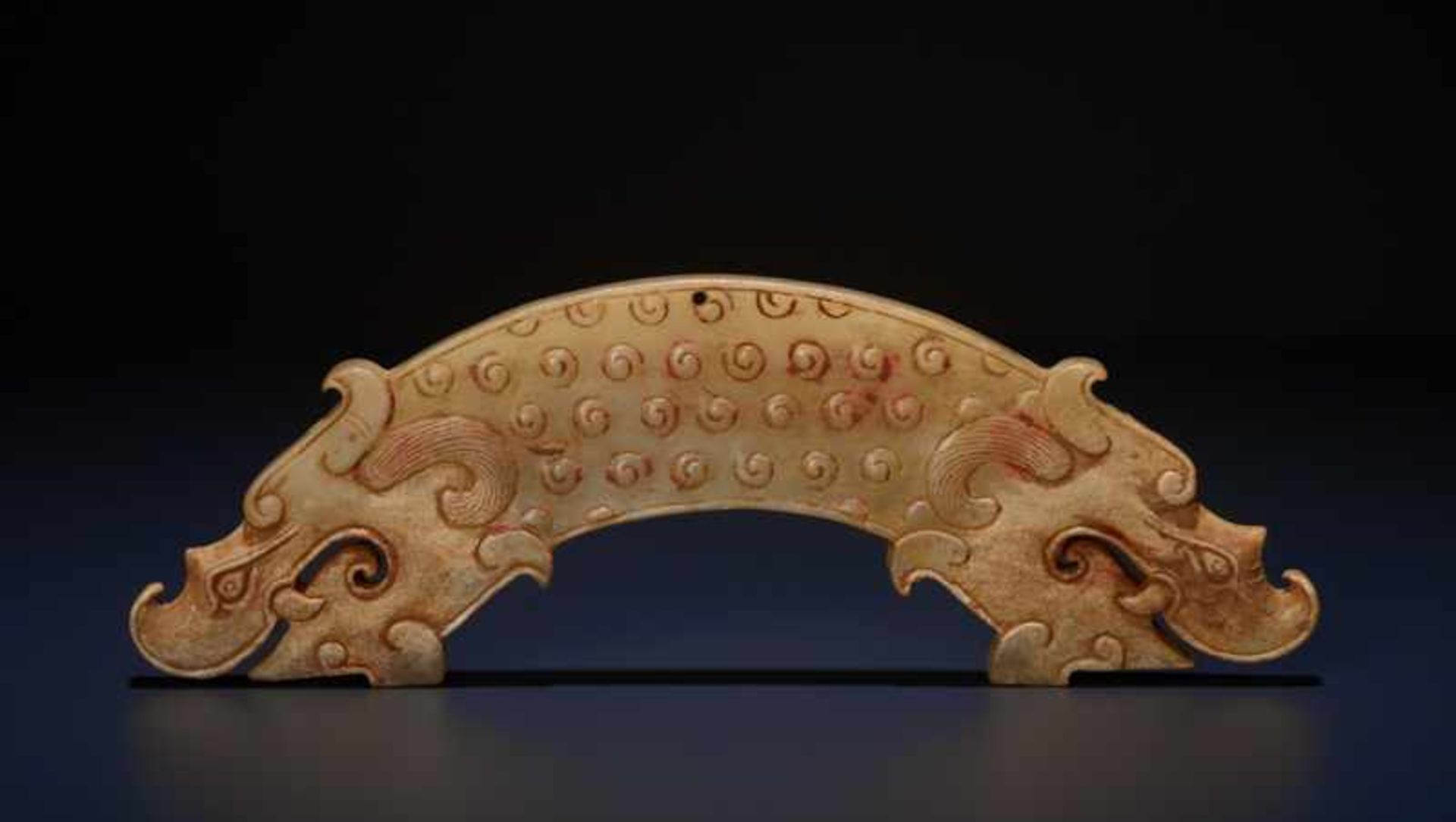 A POWERFUL HUANG ARCHED PENDANT WITH FINELY DETAILED DRAGON HEADS AND A PATTERN OF RAISED CURLS - Image 3 of 13