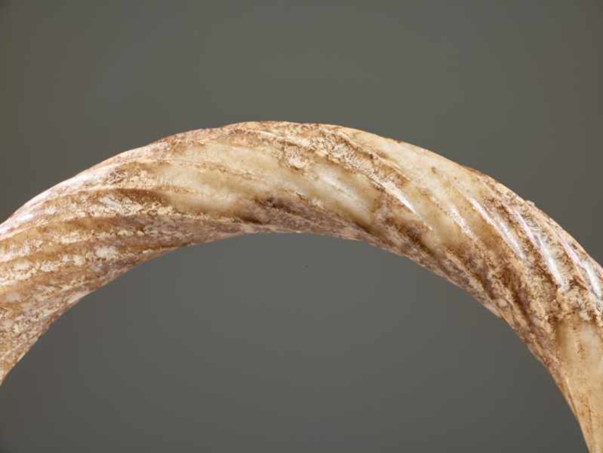 AN ORNAMENTAL RING IN PARTLY CALCIFIED WHITE JADE DECORATED WITH THE “TWISTED ROPE” PATTERN Jade. - Image 6 of 8