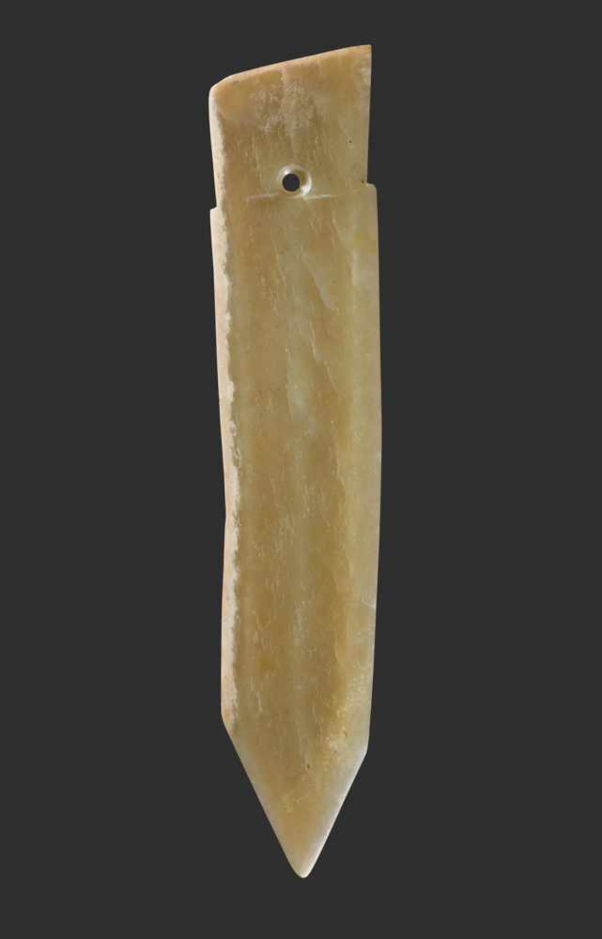 A FINELY CARVED SMALL GE DAGGER-AXE IN YELLOWISH JADE WITH DELICATE GROOVES Jade. China, Late Shang, - Image 2 of 7