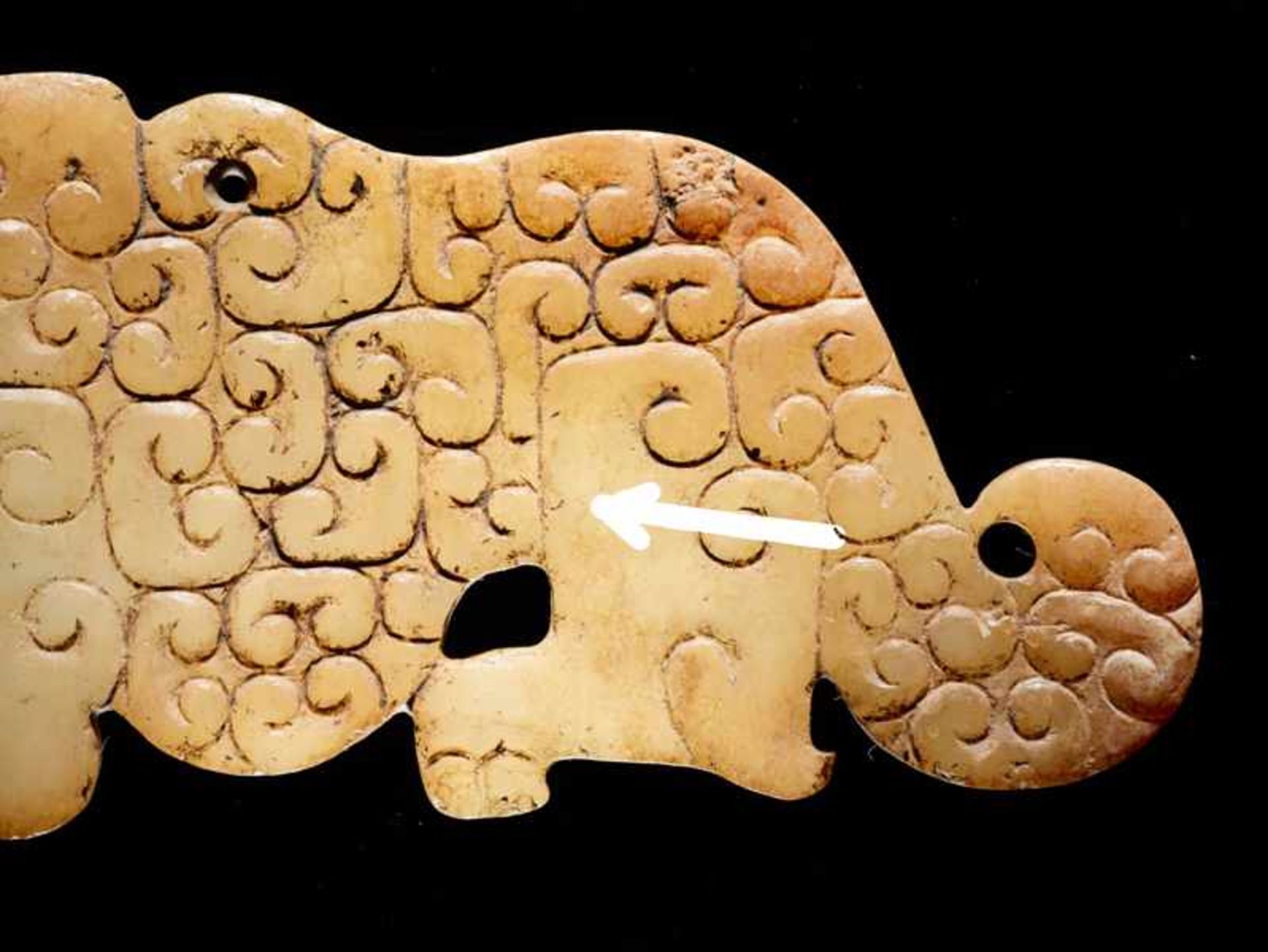 A SMALL, FLAT TIGER-SHAPED PENDANT IN WHITE JADE DECORATED WITH A JUANYUN PATTERN OF SCROLLS Jade. - Image 5 of 7