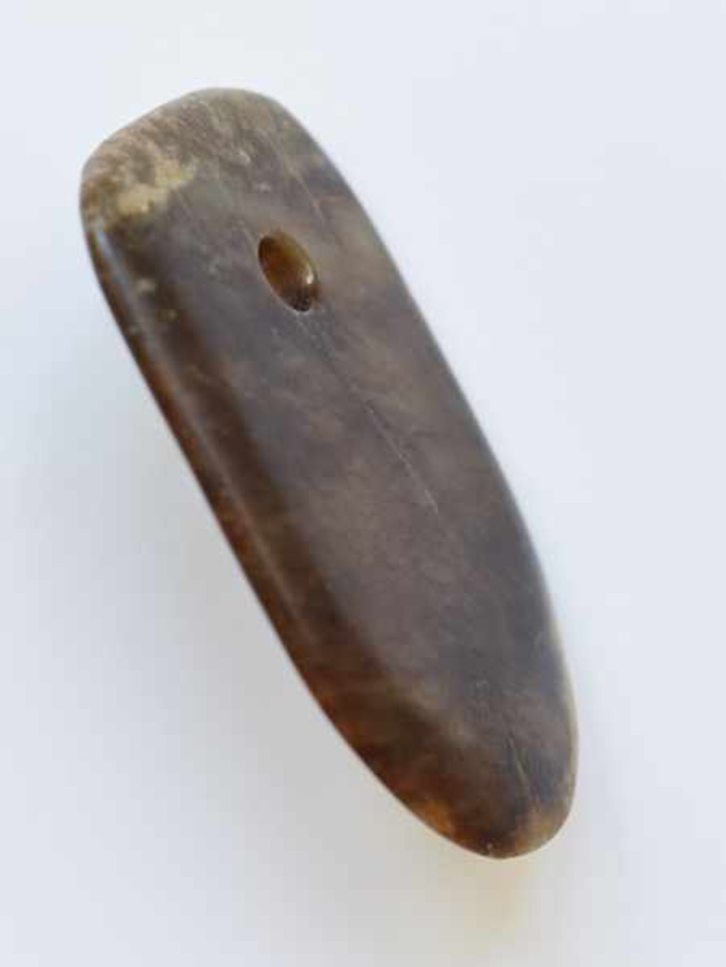 A LEVIGATED, AMBER-COLOURED JADE FU AXE WITH A SMOOTH CONTOUR AND A ROUND EDGE Jade. China, Late - Image 4 of 4