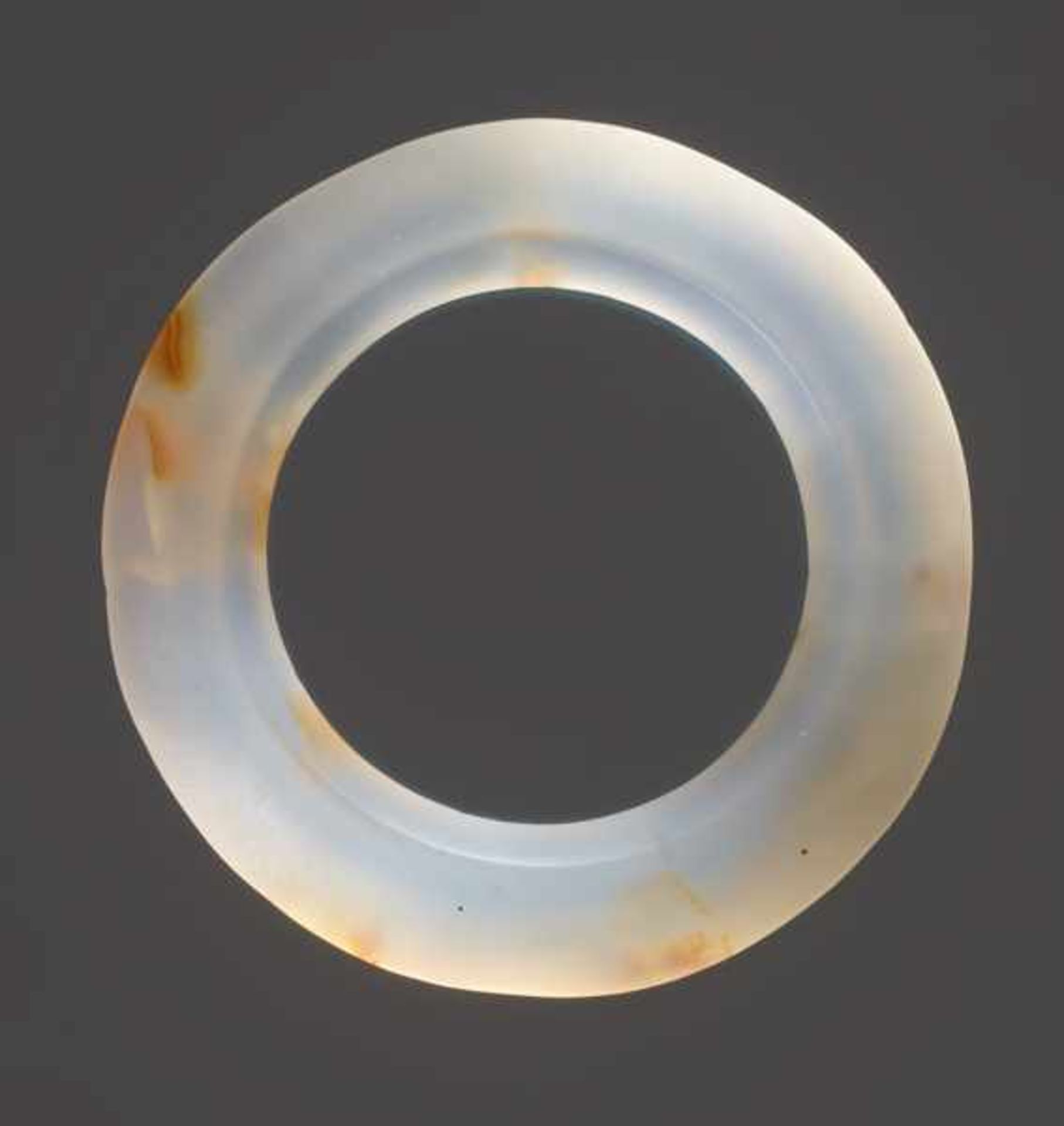 A GROUP OF THREE FACETED RINGS AND ONE JUE SLIT-RING FINELY CARVED IN AGATE WITH RUST-COLOURED - Image 11 of 17