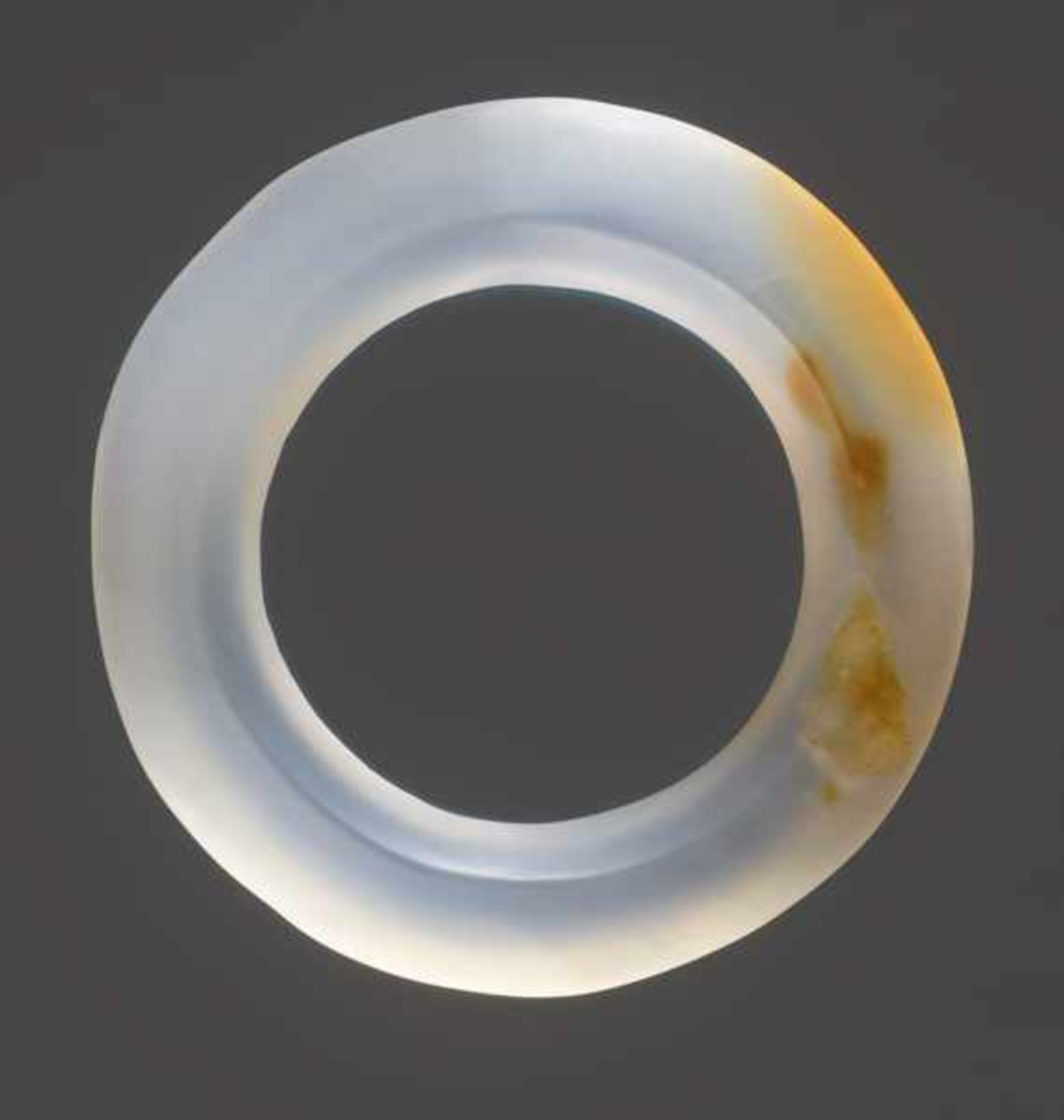 A GROUP OF THREE FACETED RINGS AND ONE JUE SLIT-RING FINELY CARVED IN AGATE WITH RUST-COLOURED - Image 2 of 17