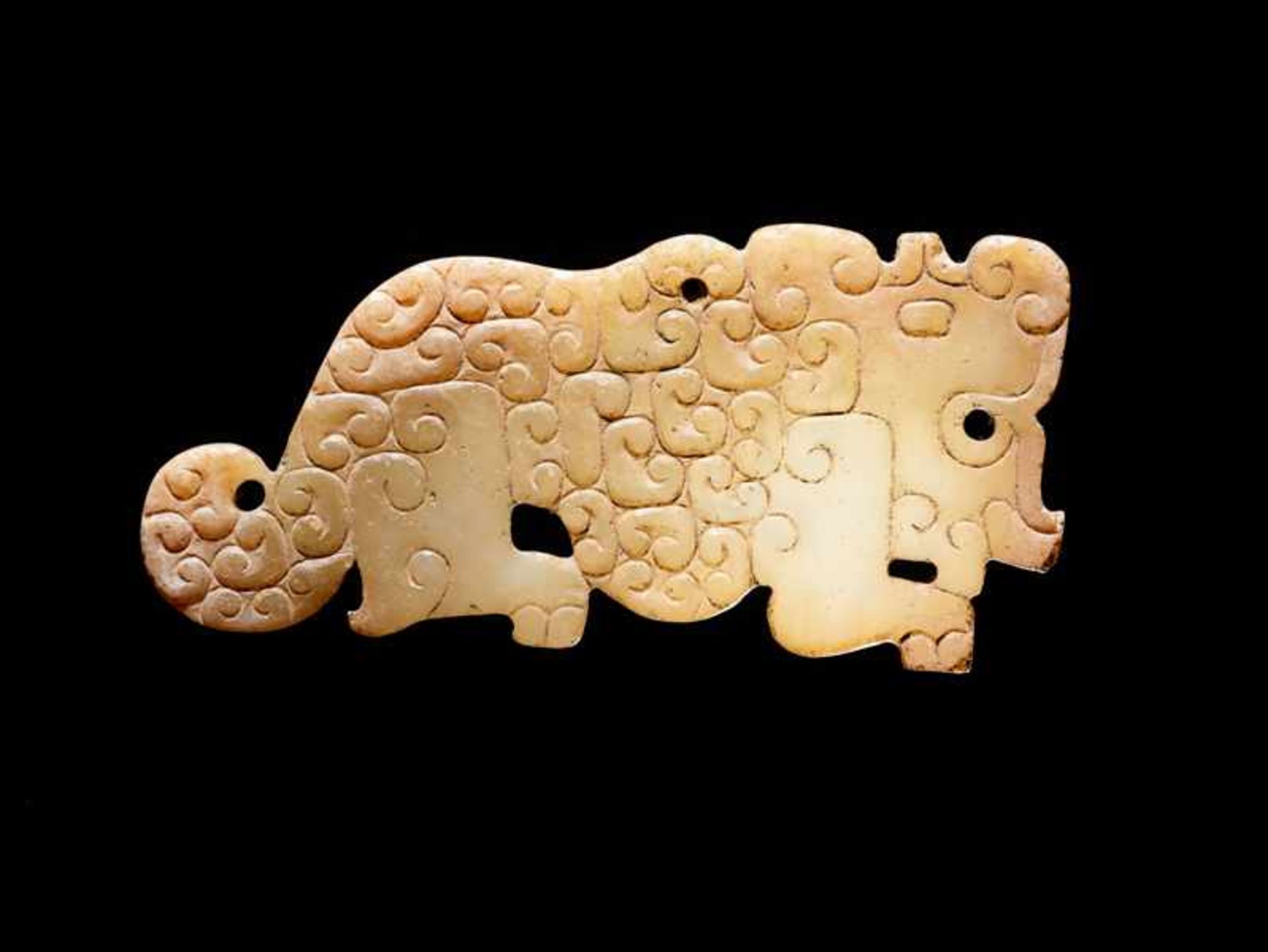 A SMALL, FLAT TIGER-SHAPED PENDANT IN WHITE JADE DECORATED WITH A JUANYUN PATTERN OF SCROLLS Jade. - Image 2 of 7