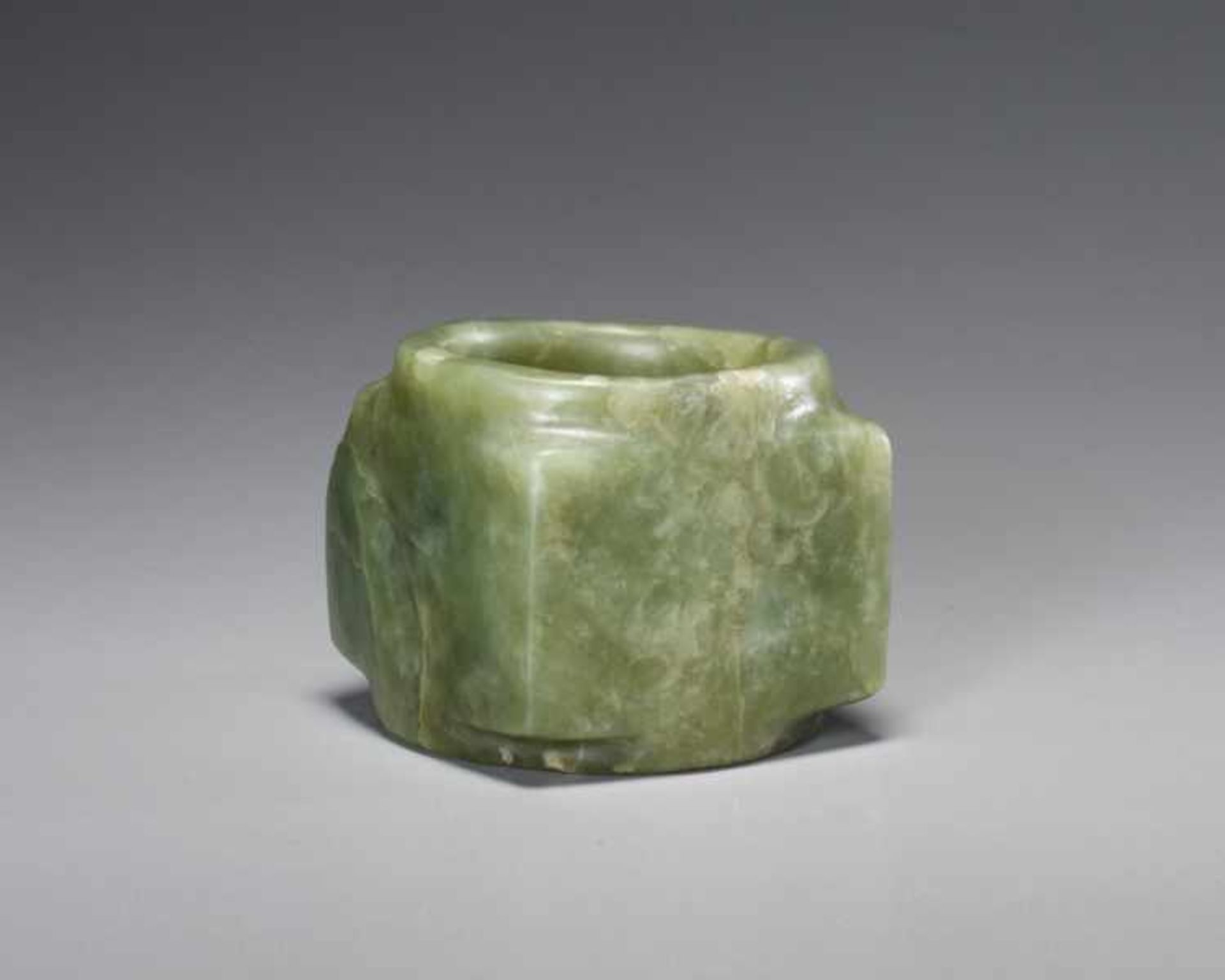 A BEAUTIFUL, THOROUGHLY POLISHED PLAIN CONG OF SQUARE SHAPE CARVED FROM EMERALD GREEN JADE Jade. - Image 4 of 6