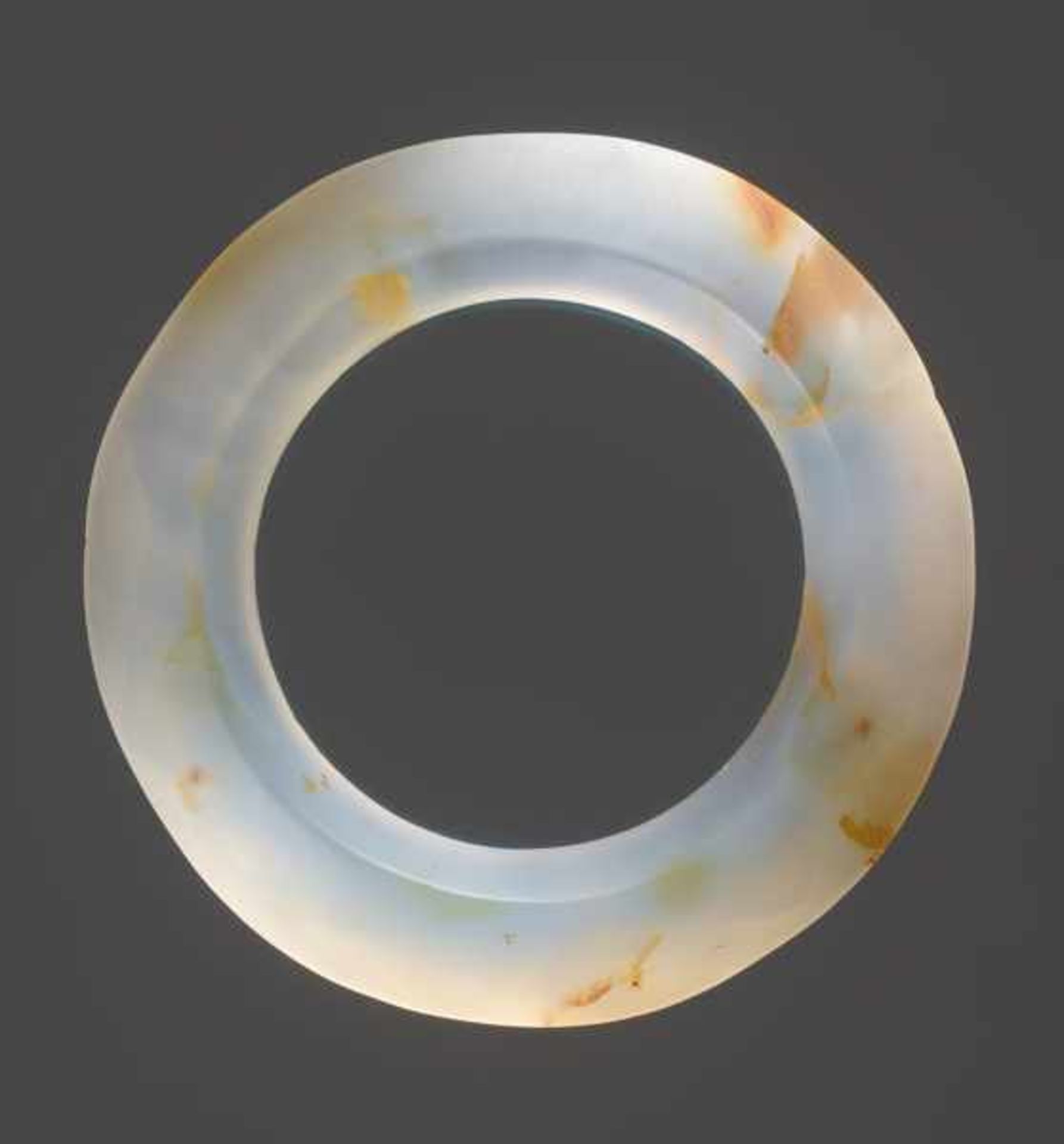 A GROUP OF THREE FACETED RINGS AND ONE JUE SLIT-RING FINELY CARVED IN AGATE WITH RUST-COLOURED - Image 12 of 17