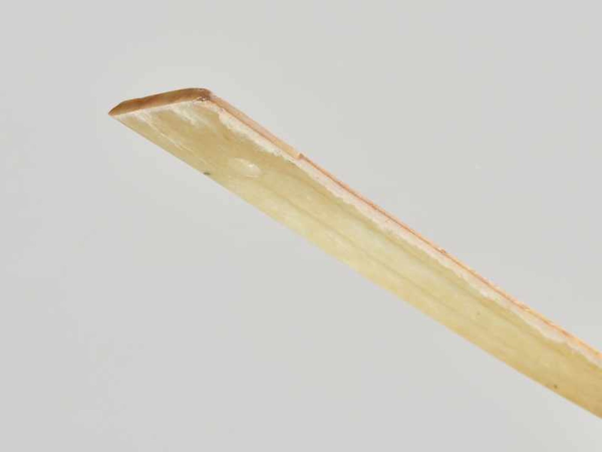 A FINELY CARVED SMALL GE DAGGER-AXE IN YELLOWISH JADE WITH DELICATE GROOVES Jade. China, Late Shang, - Image 5 of 7