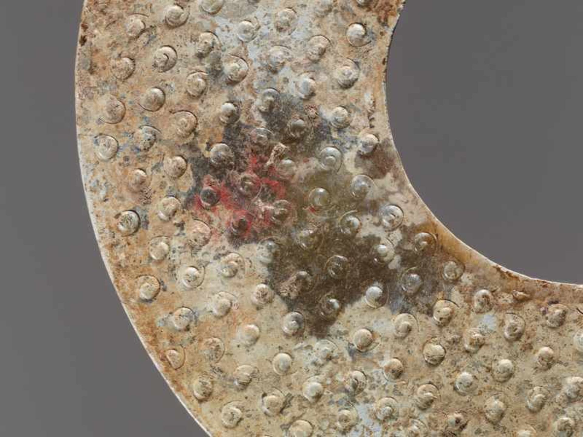 A STRONGLY CALCIFIED BI DISC WITH SCROLLS IN RELIEF Jade. China, Han dynasty, 3rd - 2nd century BC - Image 4 of 6