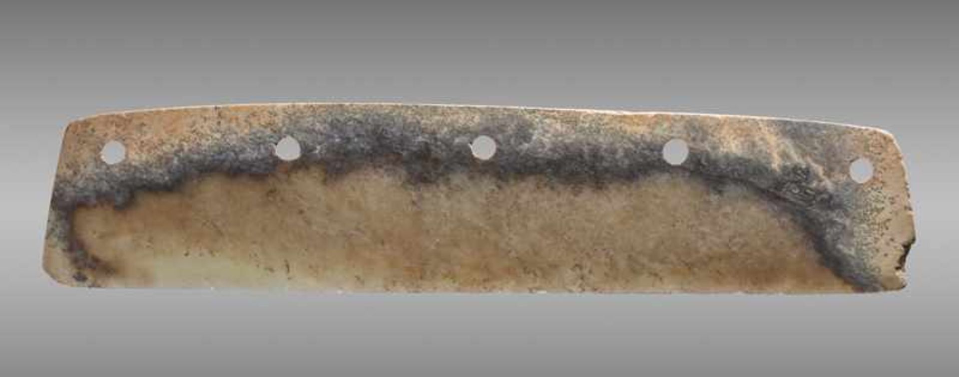 A DAO, OR KNIFE-SHAPED BLADE, WITH FIVE FASTENING HOLES, CARVED FROM A MULTI-COLOURED JADE WITH A - Image 2 of 5