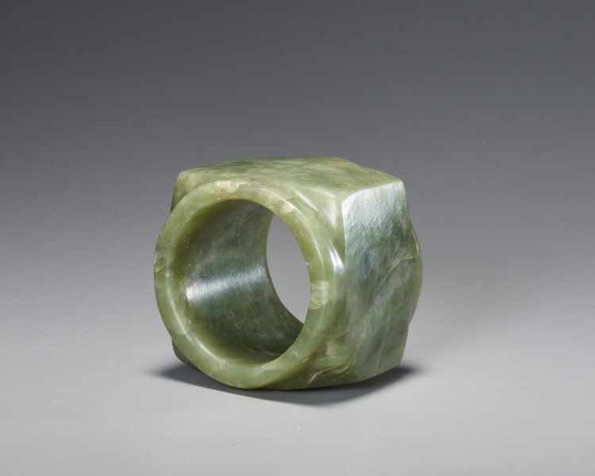 A BEAUTIFUL, THOROUGHLY POLISHED PLAIN CONG OF SQUARE SHAPE CARVED FROM EMERALD GREEN JADE Jade. - Image 6 of 6