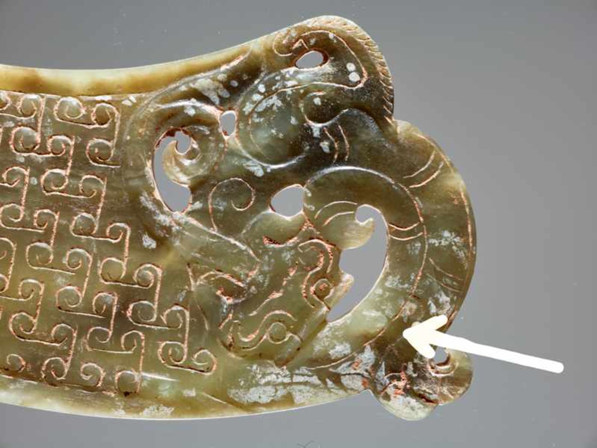 A VERY RARE GREEN CRESCENT SHAPED XI 觿 OR “KNOT-OPENER” WITH A COILED DRAGON AND A PATTERN OF - Image 3 of 6