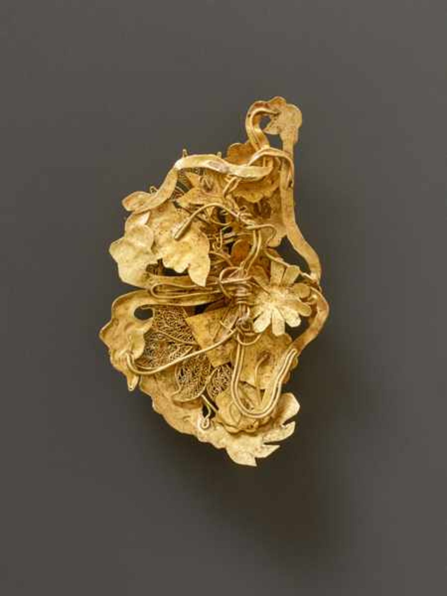 JEWELRY Gold. China, 18th to 19th cent. or earlierRare, finely executed work in intricate, varied - Image 2 of 4