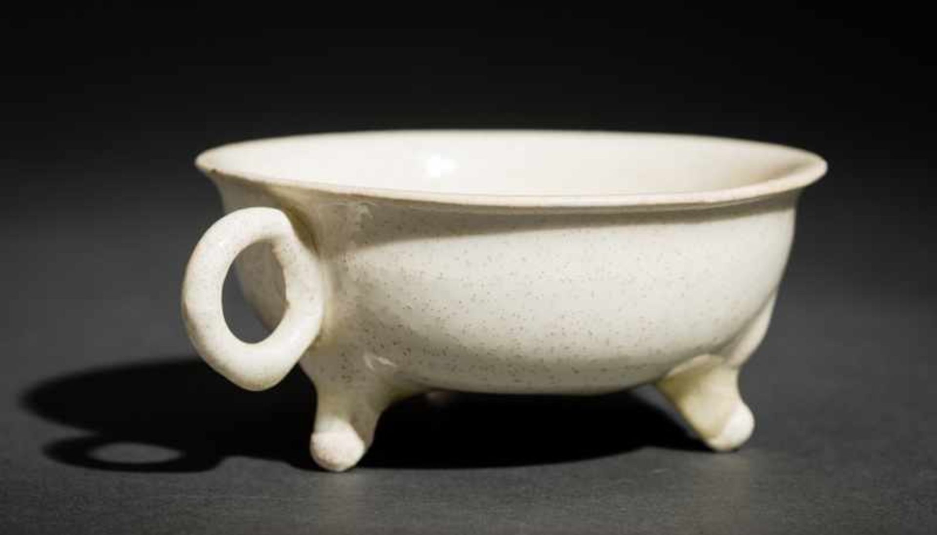 SMALL BOWL WITH HANDLE AND TRIPOD-FOOT Glazed ceramic. China, This bowl, standing on three outwardly - Image 3 of 5