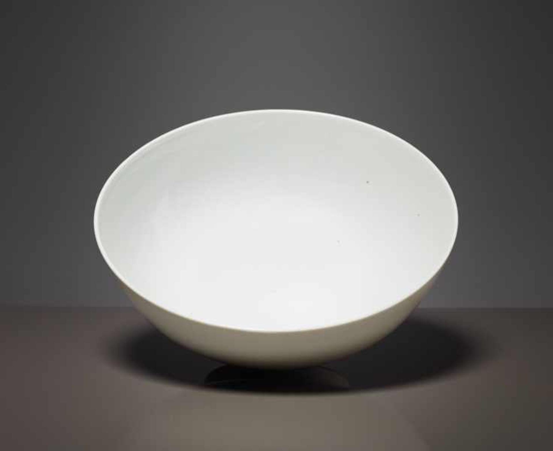 DEEP BOWL Porcelain. China, Qing 19th cent., probably Daoguang, mid 19th cent.White bowl, smooth and - Image 2 of 4