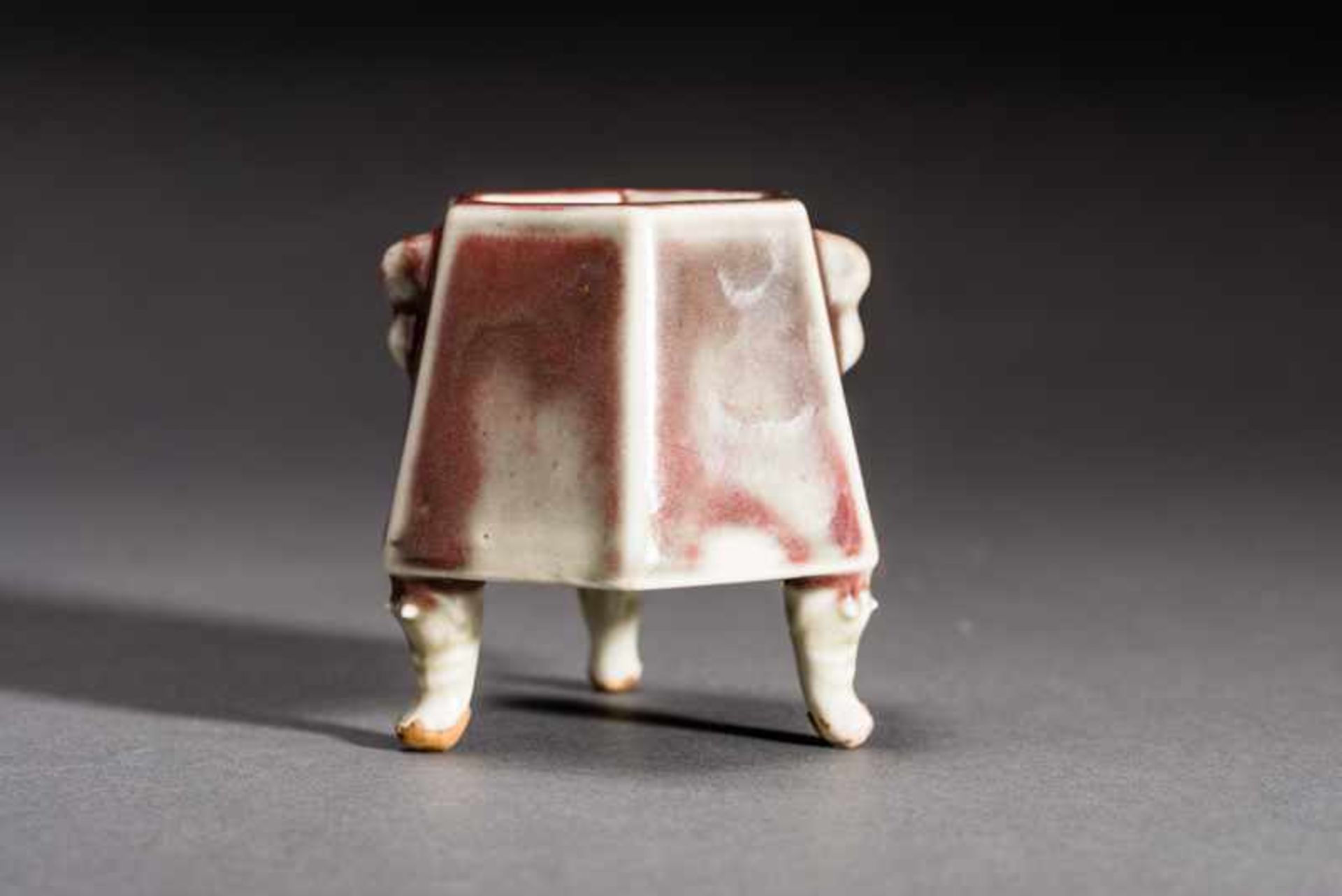 THREE-FOOTED CUP Porcelain. China, Qing dynasty (1644-1911)Very attractive, small vessel with a