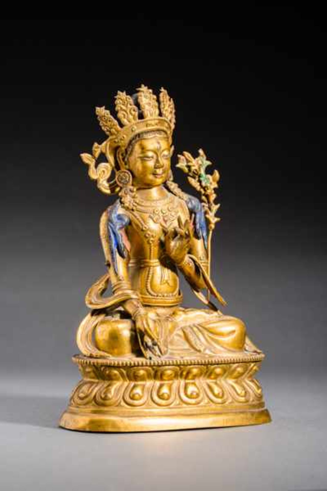 WHITE TARA Fire-gilded bronze. Sino-Tibetan, 19th cent.Very nicely formed figure with well-wrought - Bild 4 aus 6