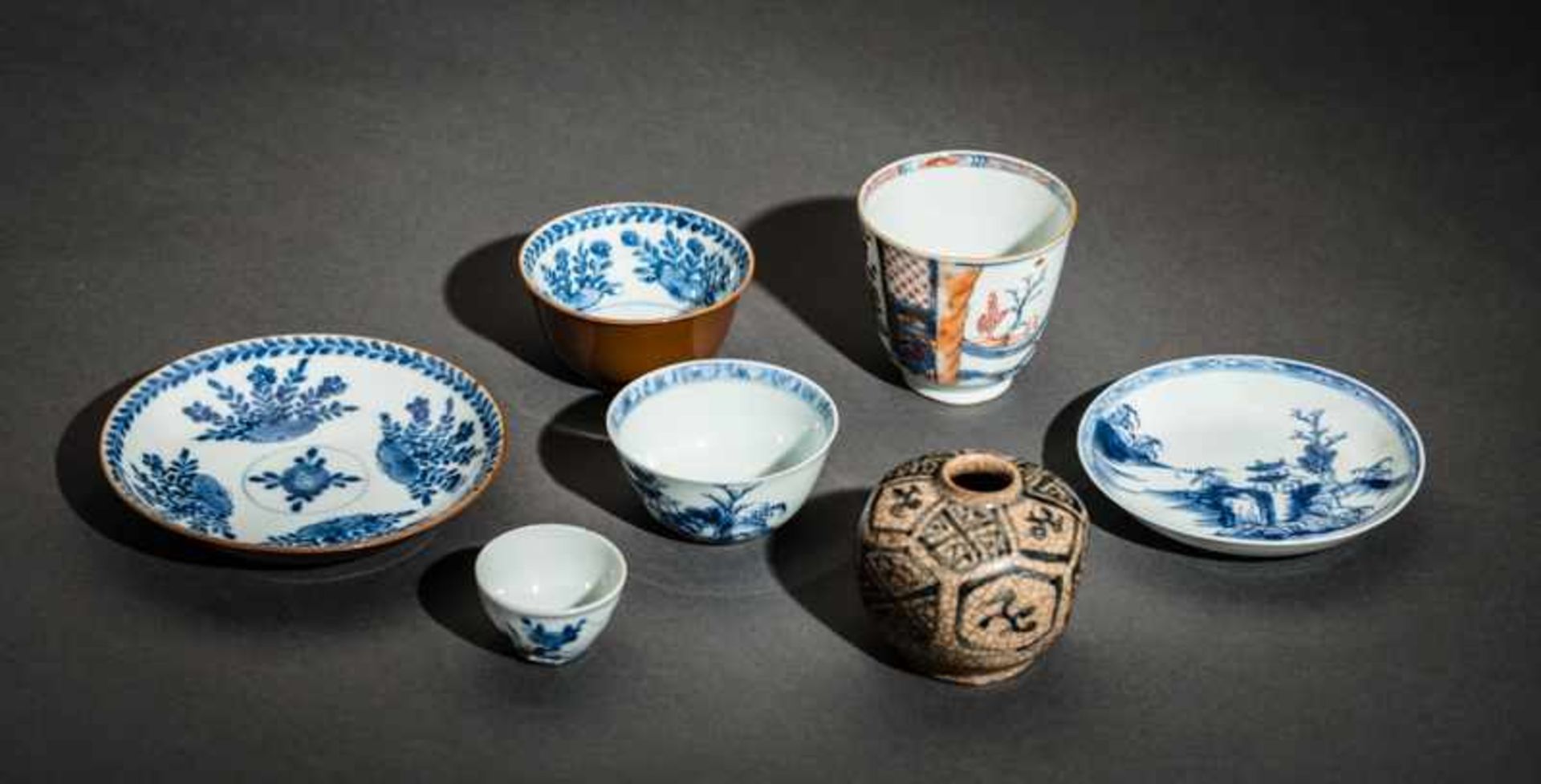 COLLECTION OF CUPS AND SMALL VASE Blue and white, as well as colored porcelain. China, Qing 18th