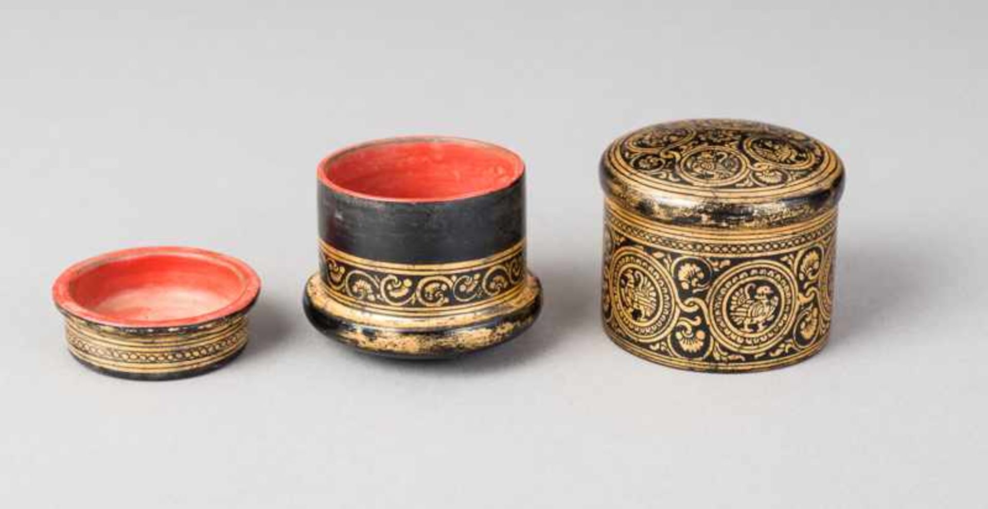 THREE ROUND BOXES WITH LIDS Bamboo, wood, lacquer and gilding. Burma, Three very nice, small boxes - Image 8 of 9