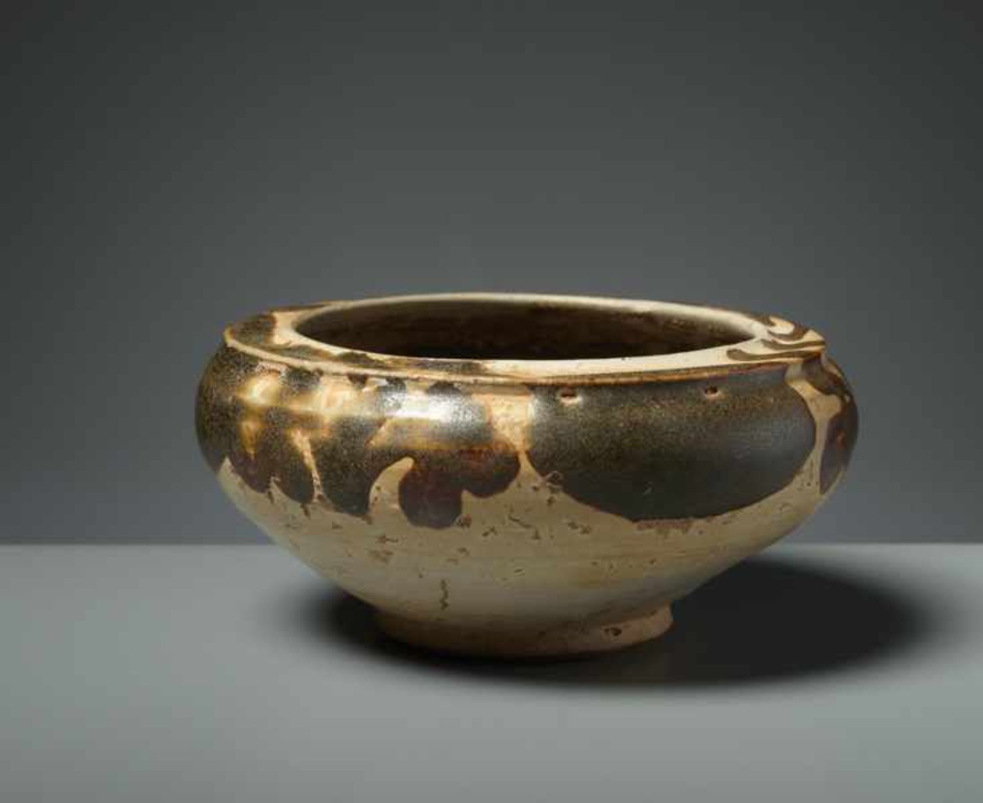 SMALL BOWL Glazed ceramic. China, Ming to Qing dynastyThe small bowl, a water container for the - Bild 5 aus 5