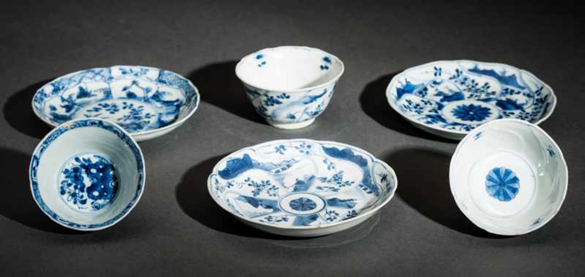 THREE CUPS WITH SAUCERS Blue and white porcelain. China, Qing-dynasty, 18th cent.The stylistic - Image 2 of 3