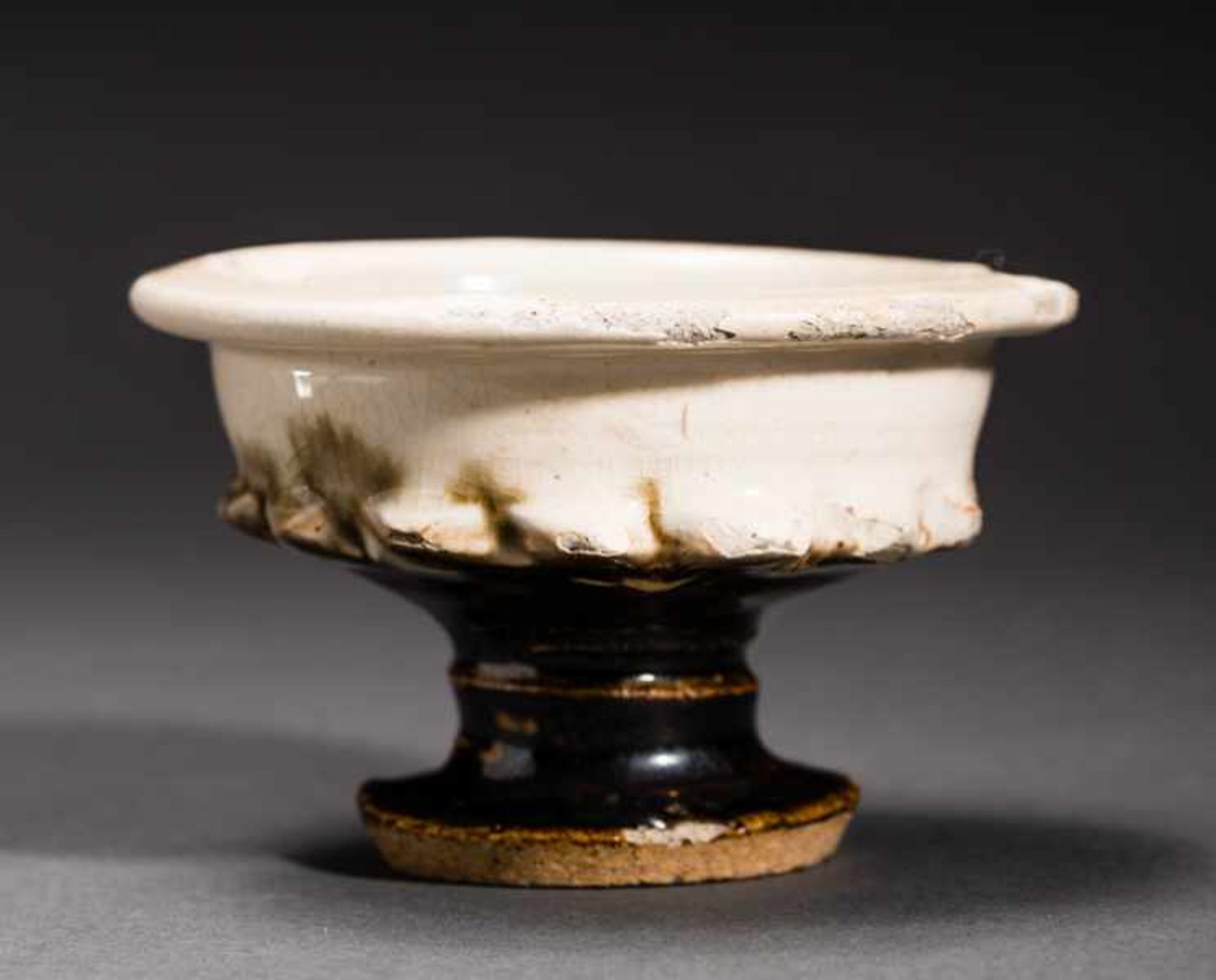 SMALL STEMWARE BOWL Glazed ceramic. China, possibly Ming (1368 -1644)Formally interesting piece. - Image 5 of 5