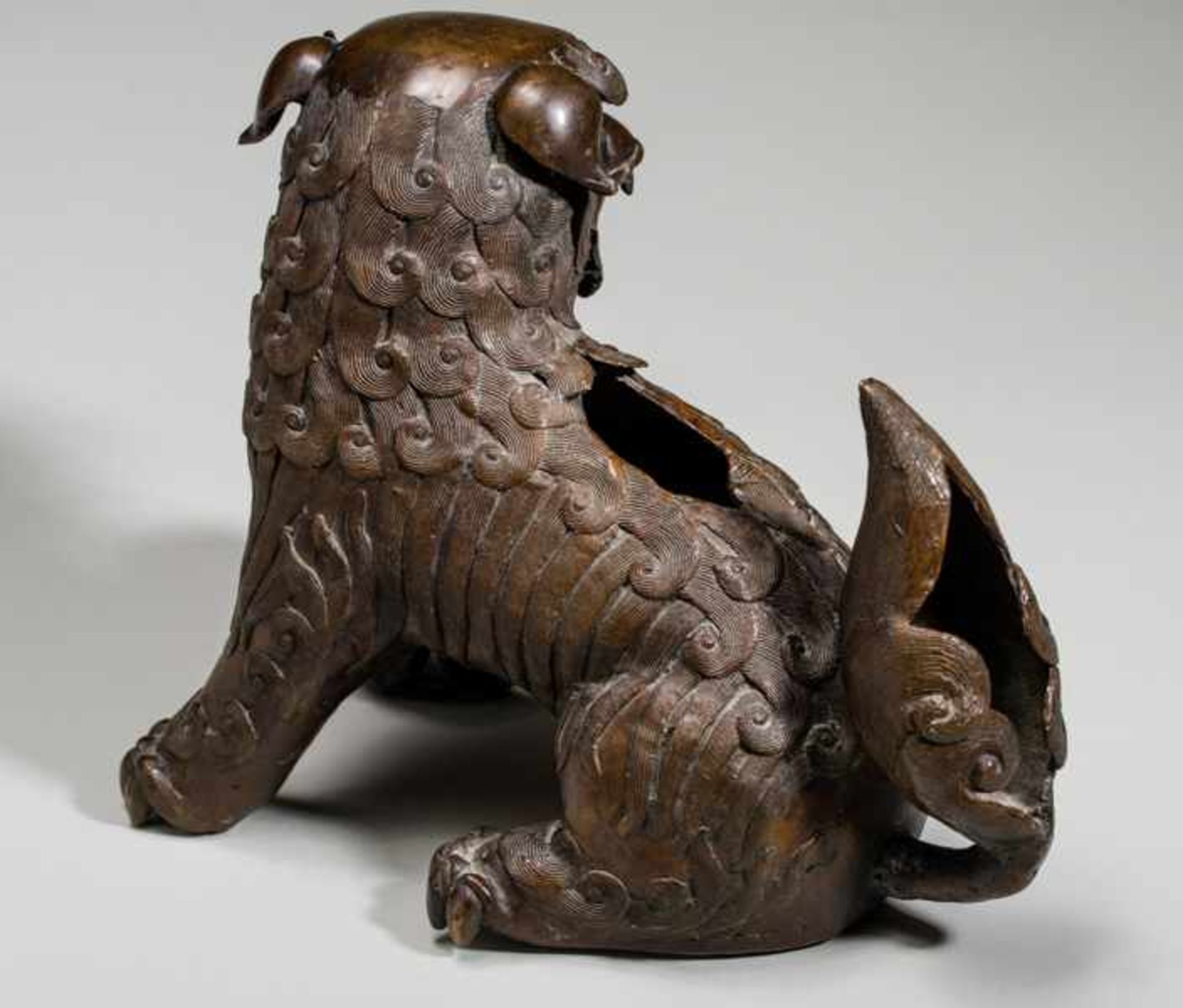 SMOKING VESSEL IN THE SHAPE OF A LION-DOG WITH BALL Bronze. China, Qing dynasty, ca. 18th to 19th - Image 5 of 6