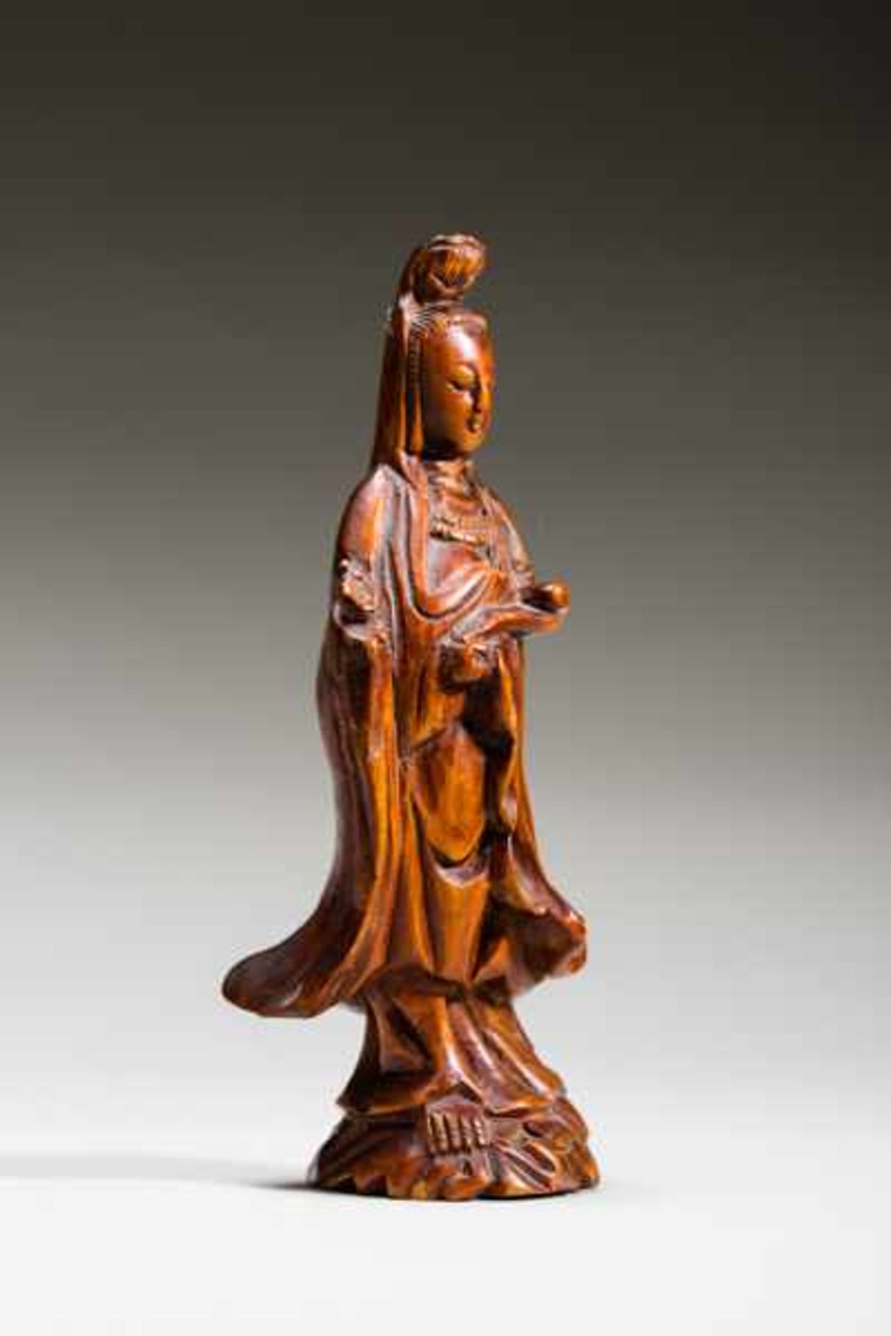 GUANYING WITH SCEPTER Wood. China, Qing dynasty (1644-1911)Small figure of the popular goddess - Bild 3 aus 6