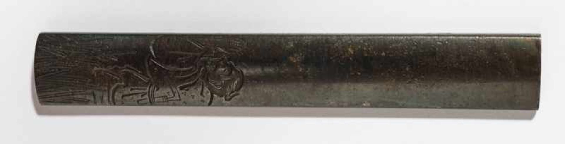 YOSHIMITSU: INLAID SHIBUICHI KOZUKA WITH A MAN IN A RICE FIELD Shibuichi. Japan, 19th cent.Kozuka